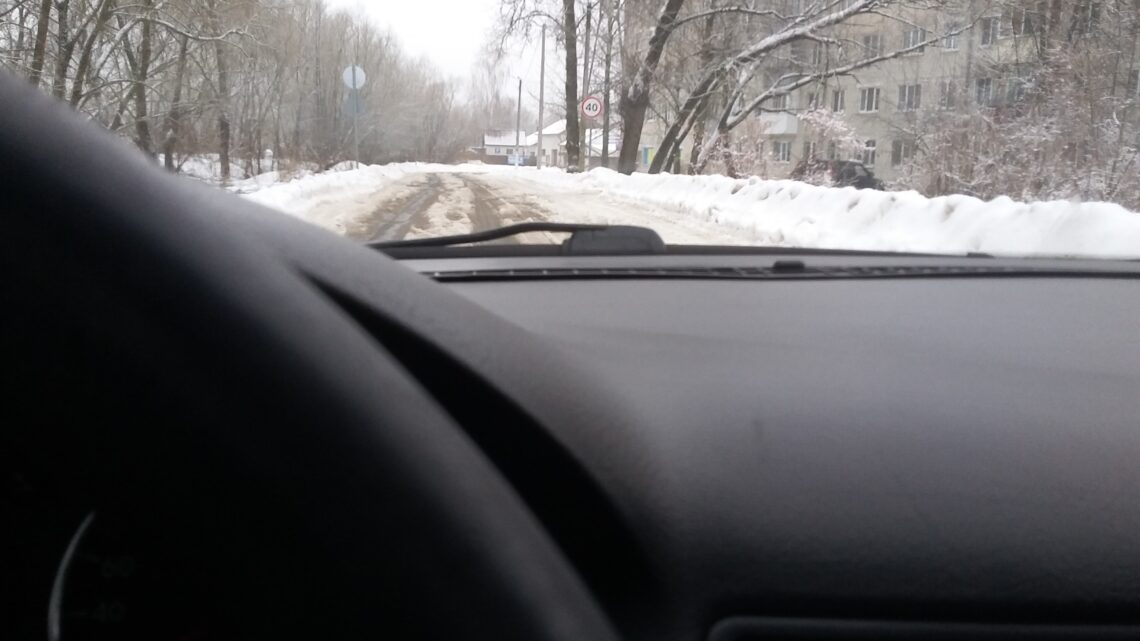 Водителям назвали несколько способов вытащить застрявший в снегу автомобиль