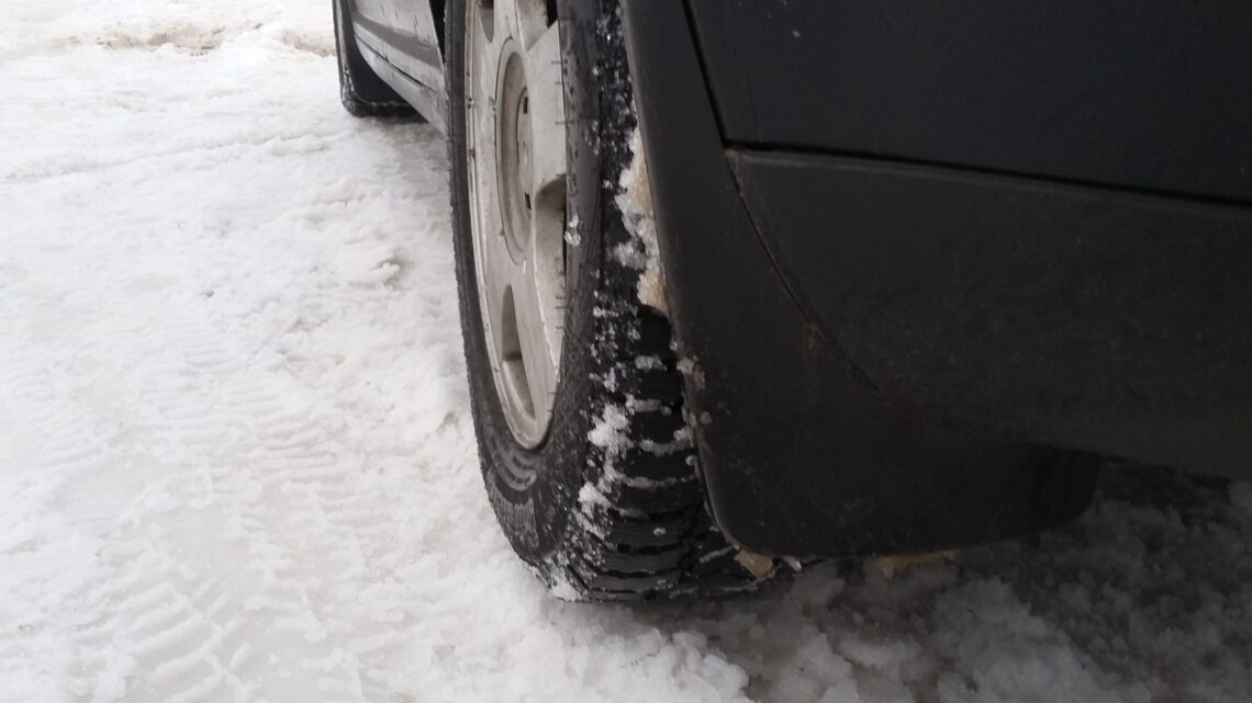 Водителям назвали эффективные способы вызволить авто из снега