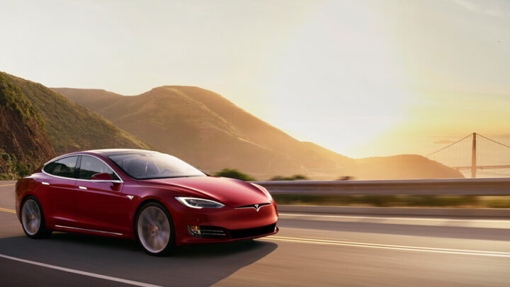Tesla отзывает 2 млн. электромобилей для замены нескольких пикселей на дисплее